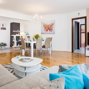 Free Private Garage , Split Croacia